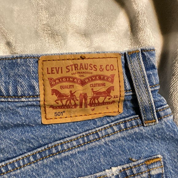 Levi’s Women’s 501 Jean Shorts - Picture 10 of 13
